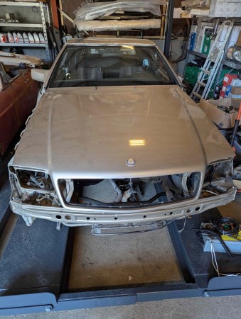 Beige Mercedes R129 delebil
